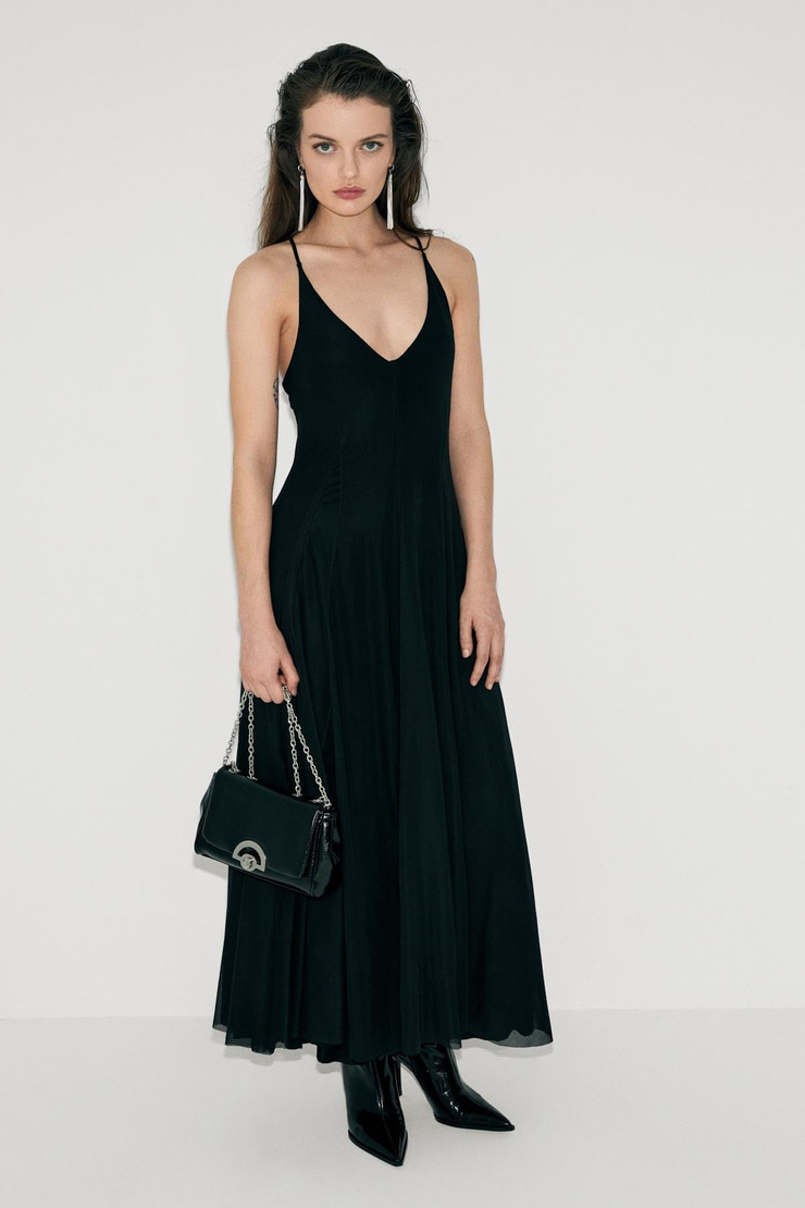 DESEO Kadın V Yaka Çapraz Ayarlanabilir Askılı Etek Ucu Geniş Esnek Tül Kumaşlı Siyah Elbise