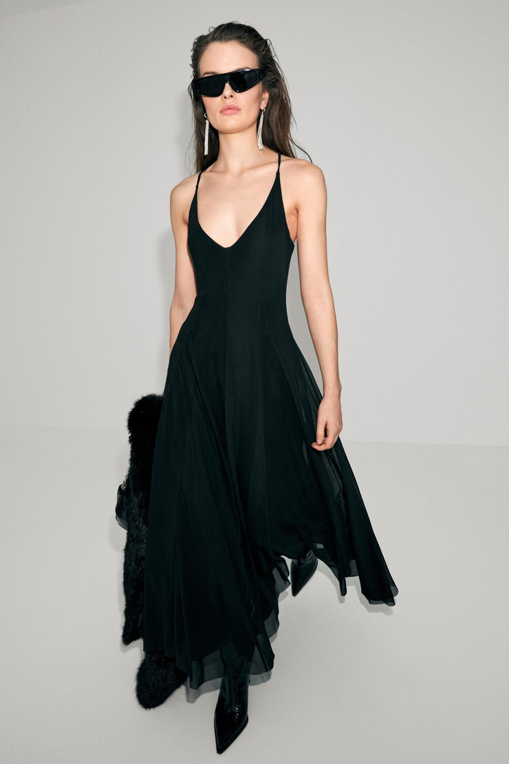 DESEO Kadın V Yaka Çapraz Ayarlanabilir Askılı Etek Ucu Geniş Esnek Tül Kumaşlı Siyah Elbise