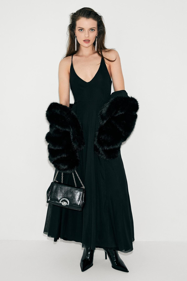 DESEO Kadın V Yaka Çapraz Ayarlanabilir Askılı Etek Ucu Geniş Esnek Tül Kumaşlı Siyah Elbise