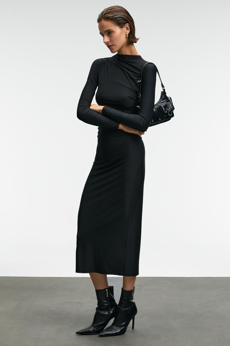 EFLOUR Kadın Dik Yakalı Büzgü Detaylı Esnek Kumaşlı Uzun Siyah Elbise