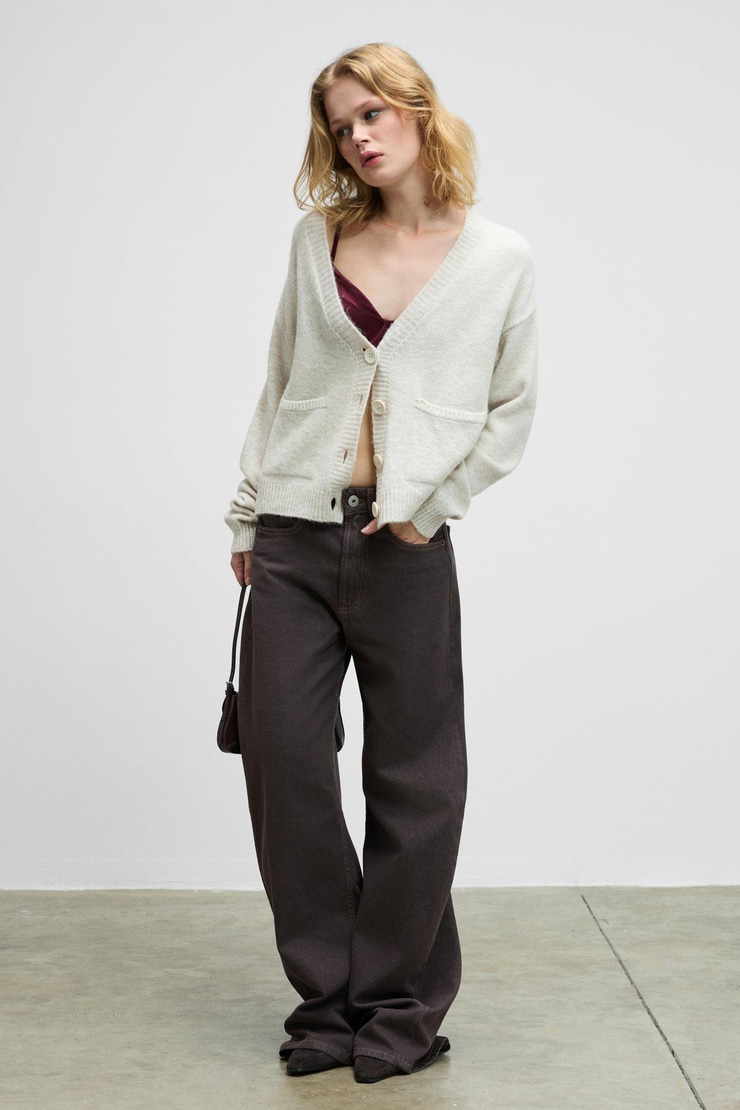 ESENCIA Kadın V Yaka Uzun Kollu Düğmeli Cepli Yumuşak Dokulu Regular Triko Ekru Kazak