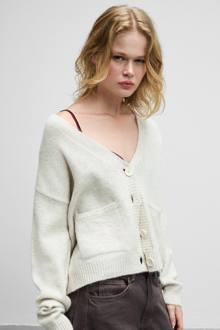 ESENCIA Kadın V Yaka Uzun Kollu Düğmeli Cepli Yumuşak Dokulu Regular Triko Ekru Kazak