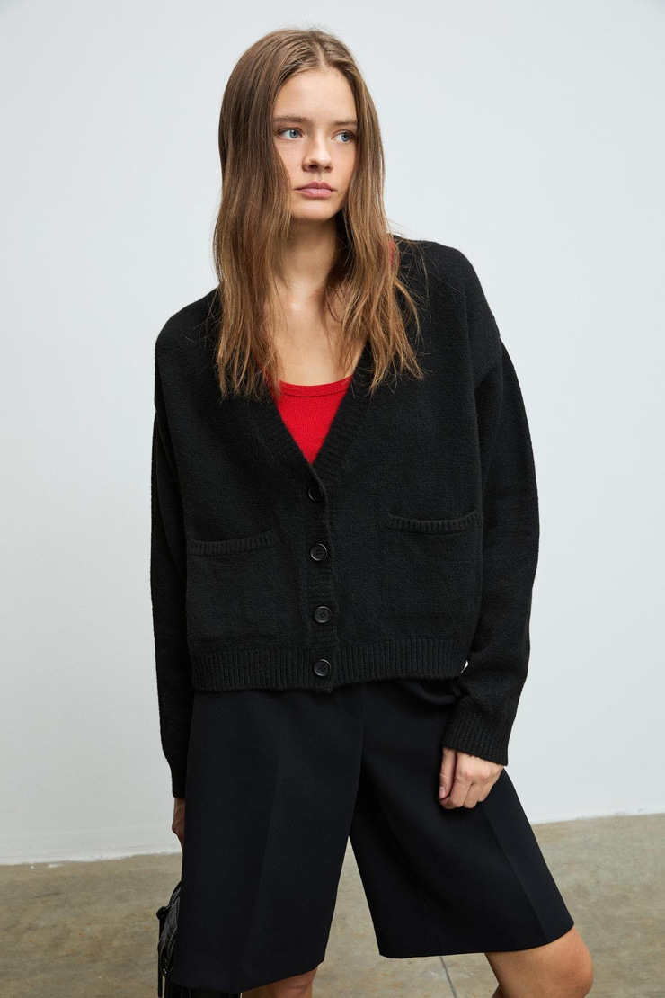 ESENCIA Kadın V Yaka Uzun Kollu Düğmeli Cepli Yumuşak Dokulu Regular Triko Siyah Kazak