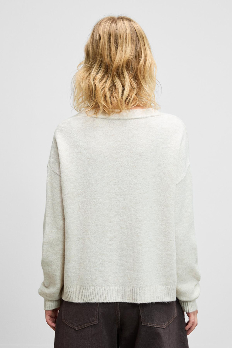 ESENCIA Kadın V Yaka Uzun Kollu Düğmeli Cepli Yumuşak Dokulu Regular Triko Ekru Kazak