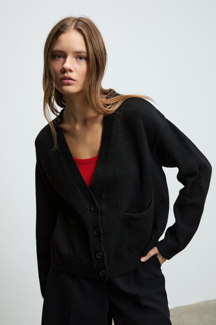 ESENCIA Kadın V Yaka Uzun Kollu Düğmeli Cepli Yumuşak Dokulu Regular Triko Siyah Kazak