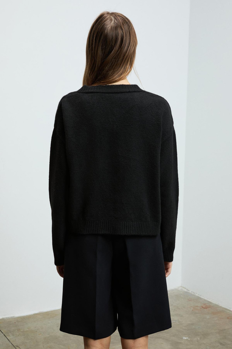 ESENCIA Kadın V Yaka Uzun Kollu Düğmeli Cepli Yumuşak Dokulu Regular Triko Siyah Kazak