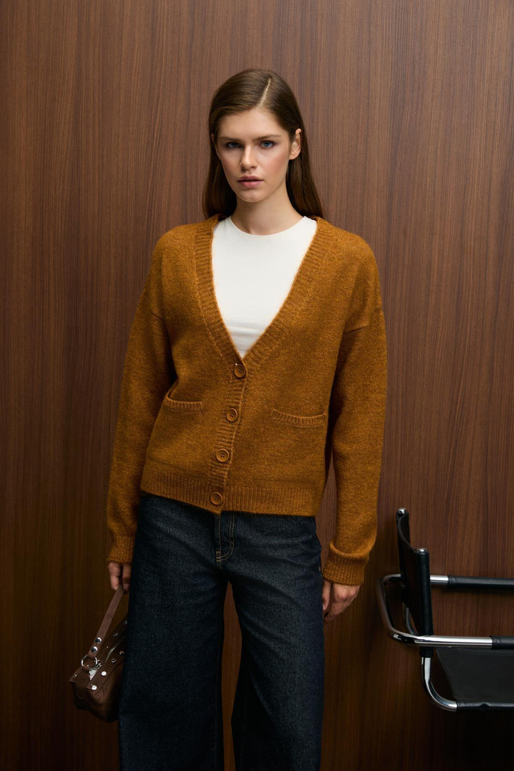 ESENCIA Kadın V Yaka Uzun Kollu Düğmeli Cepli Yumuşak Dokulu Regular Triko Safran Sarı Kazak