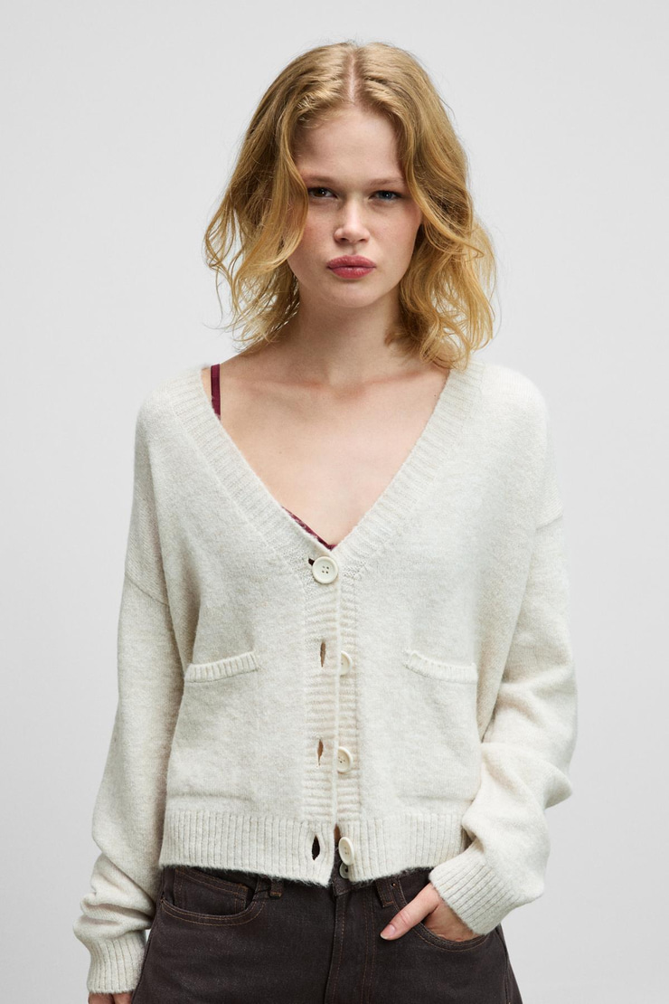 ESENCIA Kadın V Yaka Uzun Kollu Düğmeli Cepli Yumuşak Dokulu Regular Triko Ekru Kazak