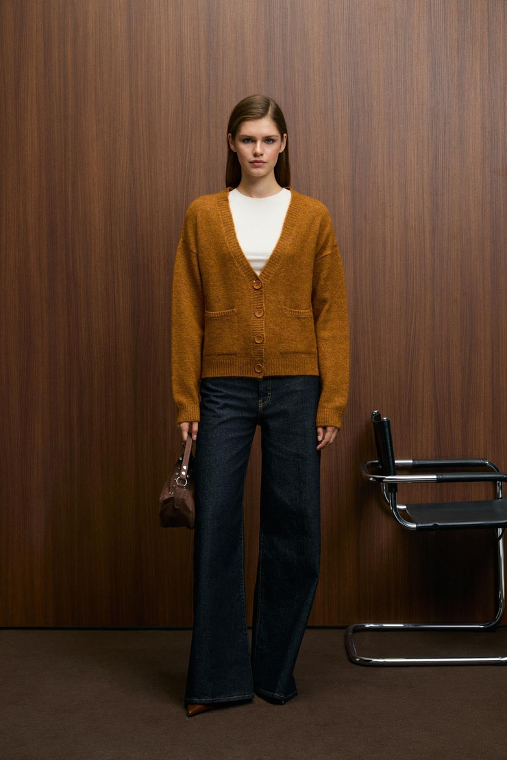 ESENCIA Kadın V Yaka Uzun Kollu Düğmeli Cepli Yumuşak Dokulu Regular Triko Safran Sarı Kazak