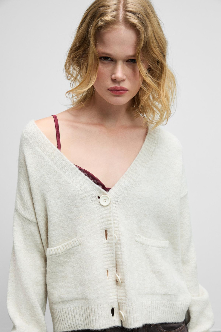 ESENCIA Kadın V Yaka Uzun Kollu Düğmeli Cepli Yumuşak Dokulu Regular Triko Ekru Kazak