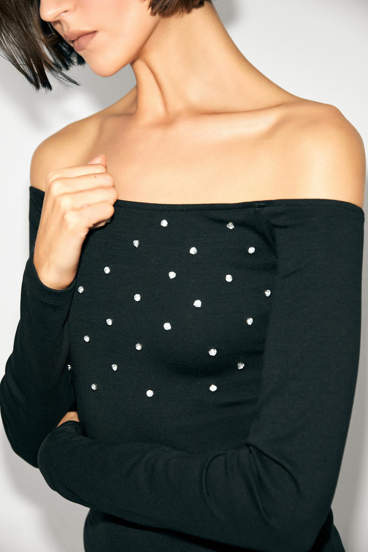 GLIMMER Kadın Carmen Yaka Omuzları Açık Esnek Kumaşlı Taş Detaylı Uzun Kol Siyah Bluz