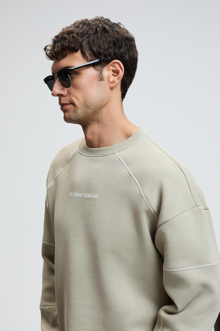 HAL Erkek Yuvarlak Yaka Önünde Ve Kollarında Süs Dikiş Detaylı Baskılı Regular Fit Taş Rengi Sweatshirt