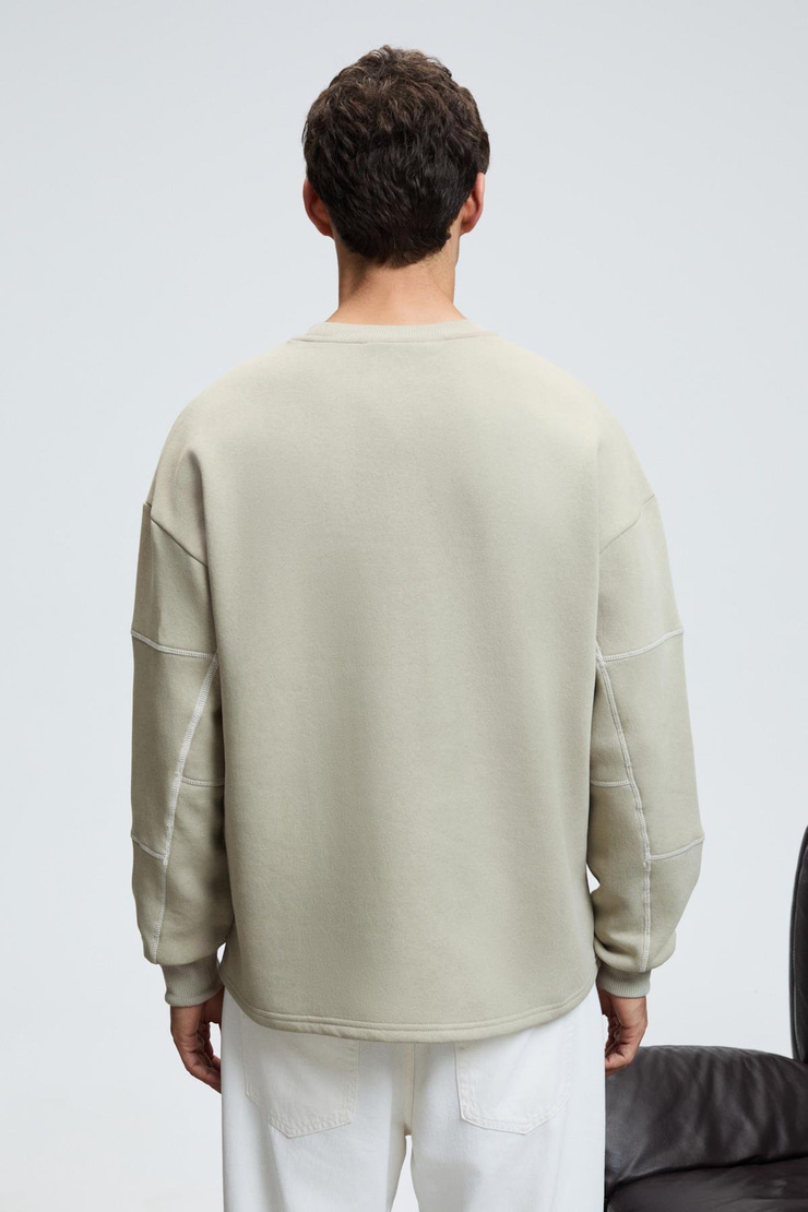 HAL Erkek Yuvarlak Yaka Önünde Ve Kollarında Süs Dikiş Detaylı Baskılı Regular Fit Taş Rengi Sweatshirt