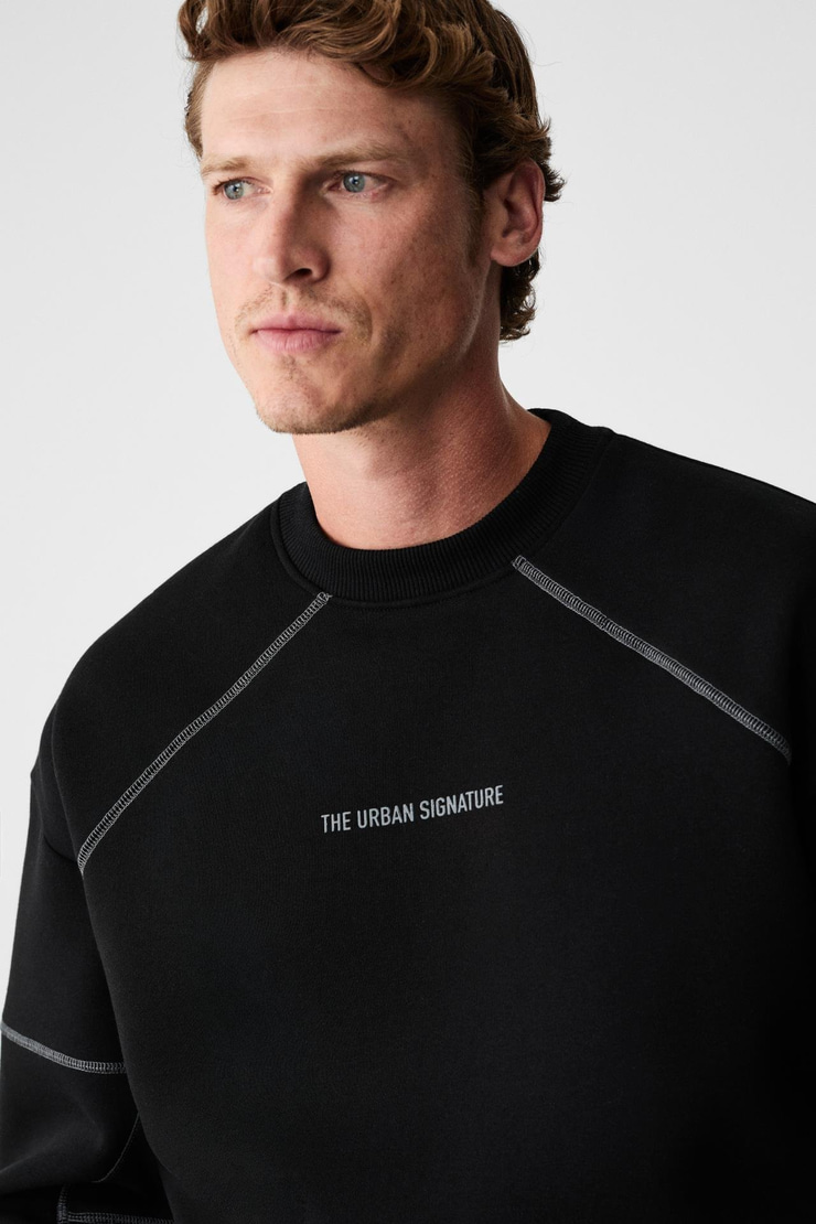 HAL Erkek Yuvarlak Yaka Önünde Ve Kollarında Süs Dikiş Detaylı Baskılı Regular Fit Siyah Sweatshirt