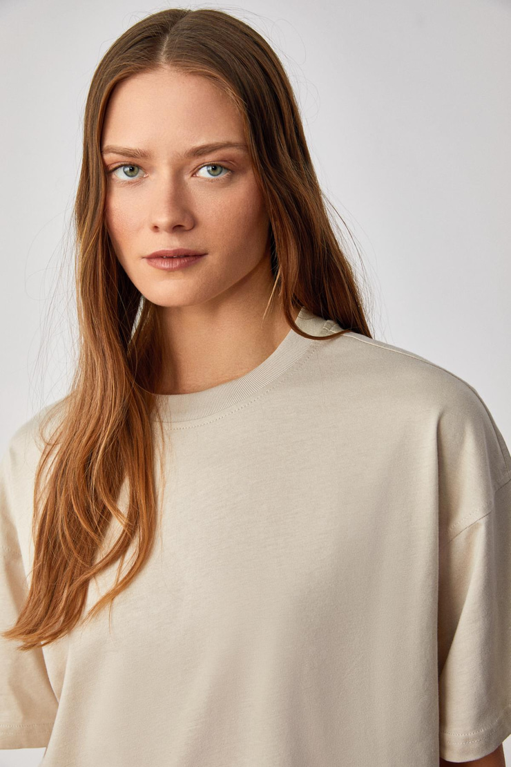 Jemmy Kadın %100 Organik Pamuk Relaxed Fit Yırtmaçlı Yuvarlak Yakalı Taş Rengi T-Shirt