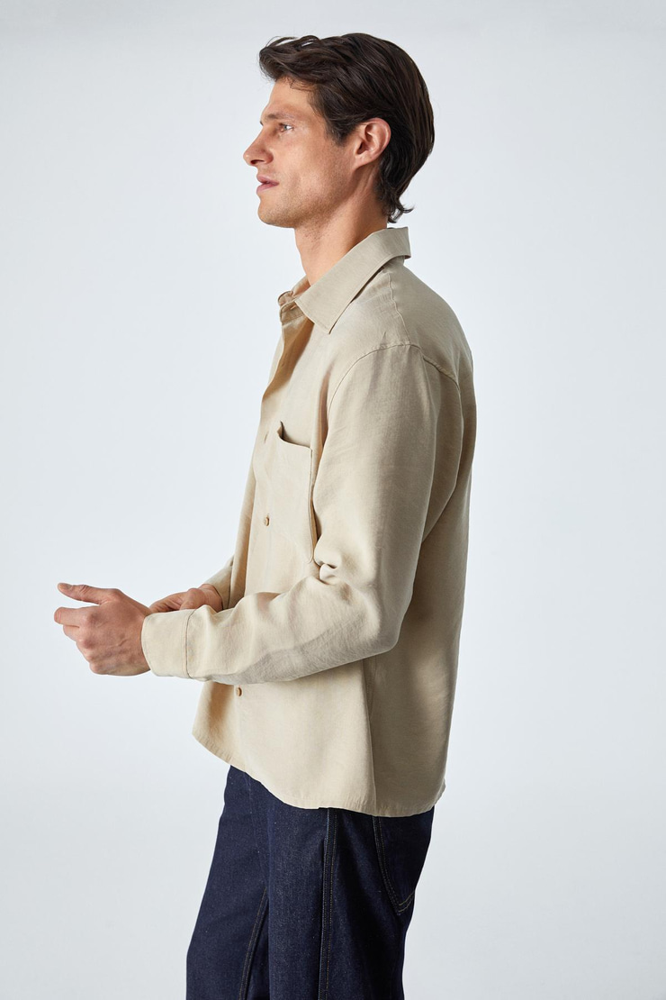 JUUSO Erkek Dökümlü Kumaş Gömlek Yaka Düğmeli Manşetli Cep Detaylı Uzun Kol Bej Gömlek