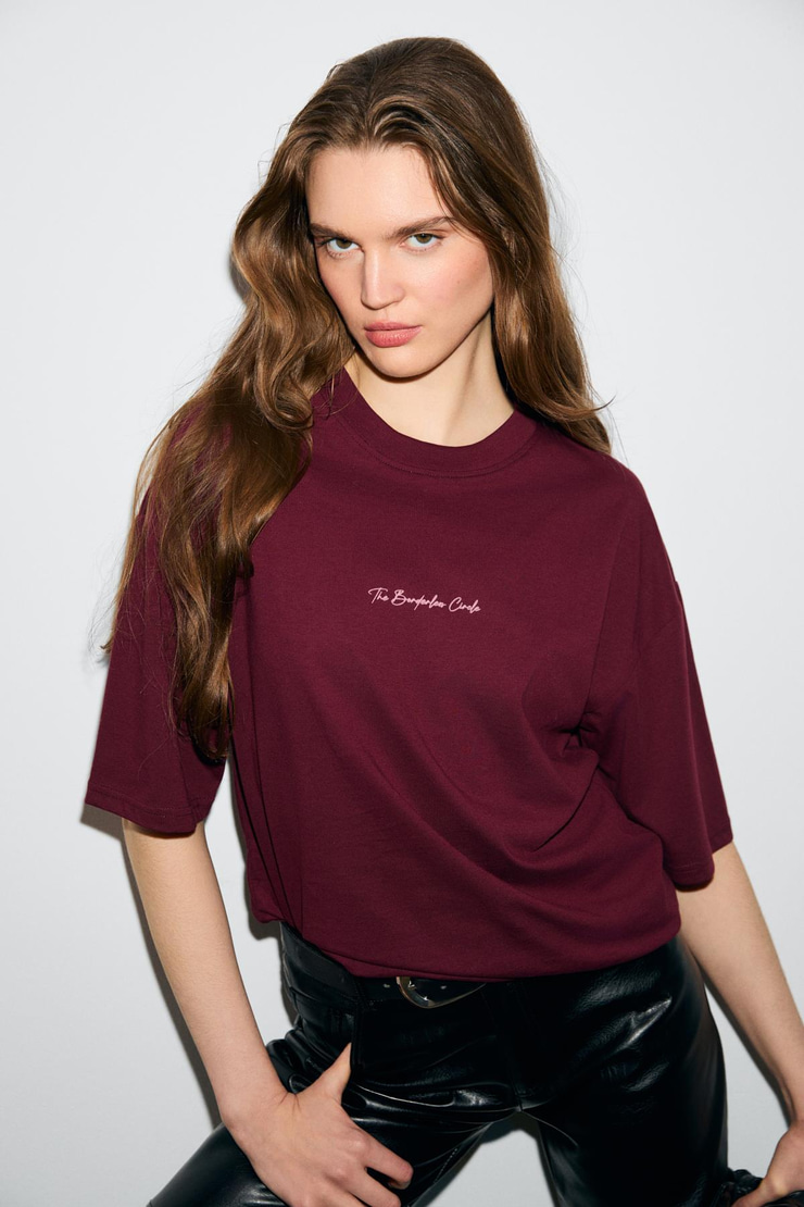 KIVATO Kadın %100 Pamuk Yumuşak Kumaşlı Baskı Detaylı Bordo T-Shirt