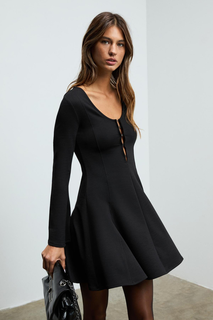 MARIVENA Kadın V Yakalı Yakada Agraf Detaylı Uzun İspanyol Kollu Kol Ucu Yırtmaçlı Mini Siyah Elbise