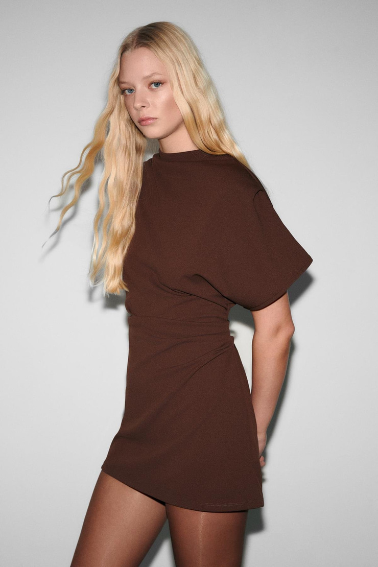 MAXINE Kadın Omuz Ve Bel Kısımlarında Pile Detaylı Dik Yaka Fermuarlı Kısa Kollu Mini Kahverengi Elbise