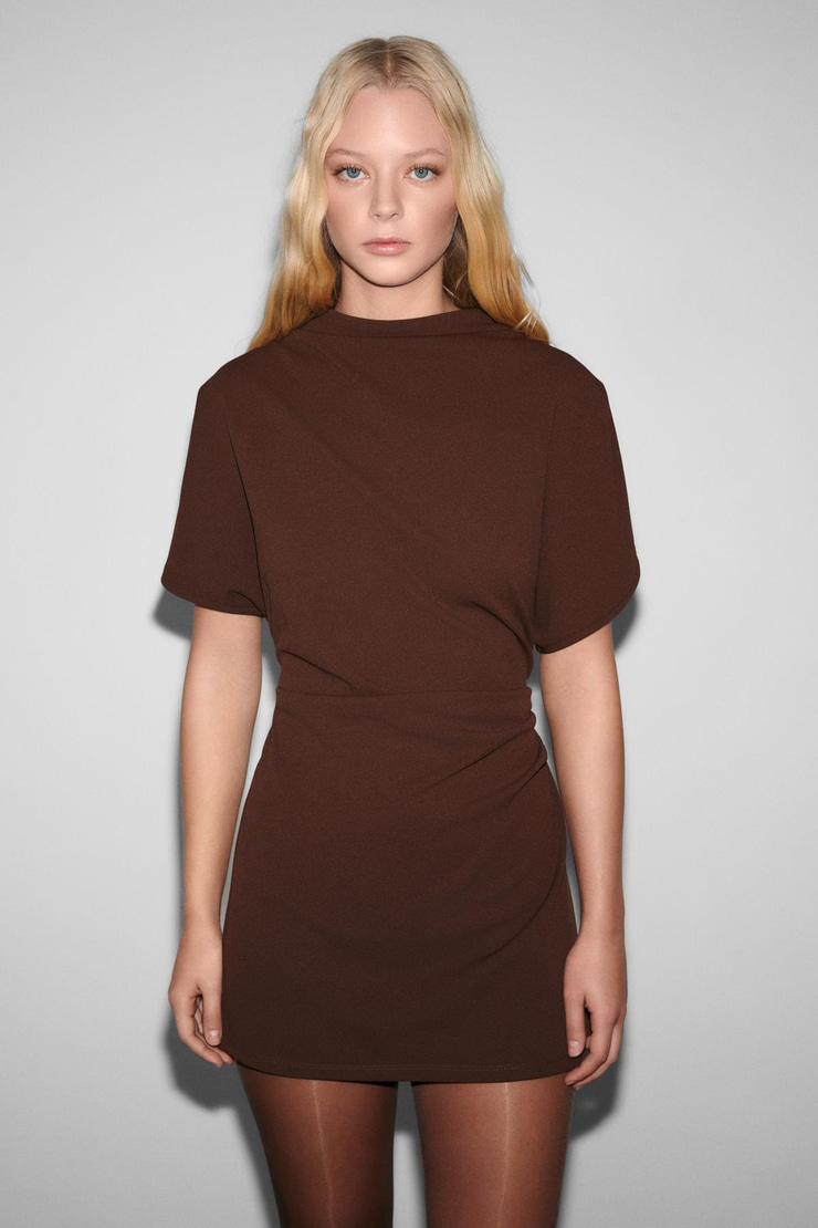 MAXINE Kadın Omuz Ve Bel Kısımlarında Pile Detaylı Dik Yaka Fermuarlı Kısa Kollu Mini Kahverengi Elbise