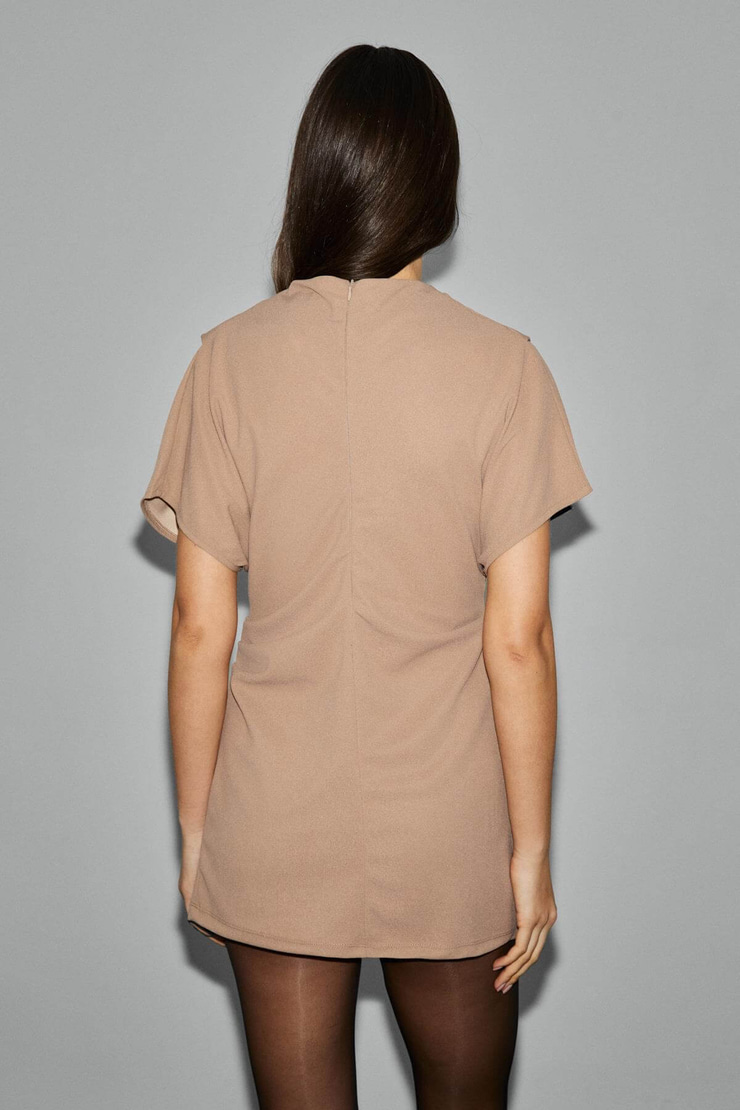 MAXINE Kadın Omuz Ve Bel Kısımlarında Pile Detaylı Dik Yaka Fermuarlı Kısa Kollu Mini Vizon Elbise