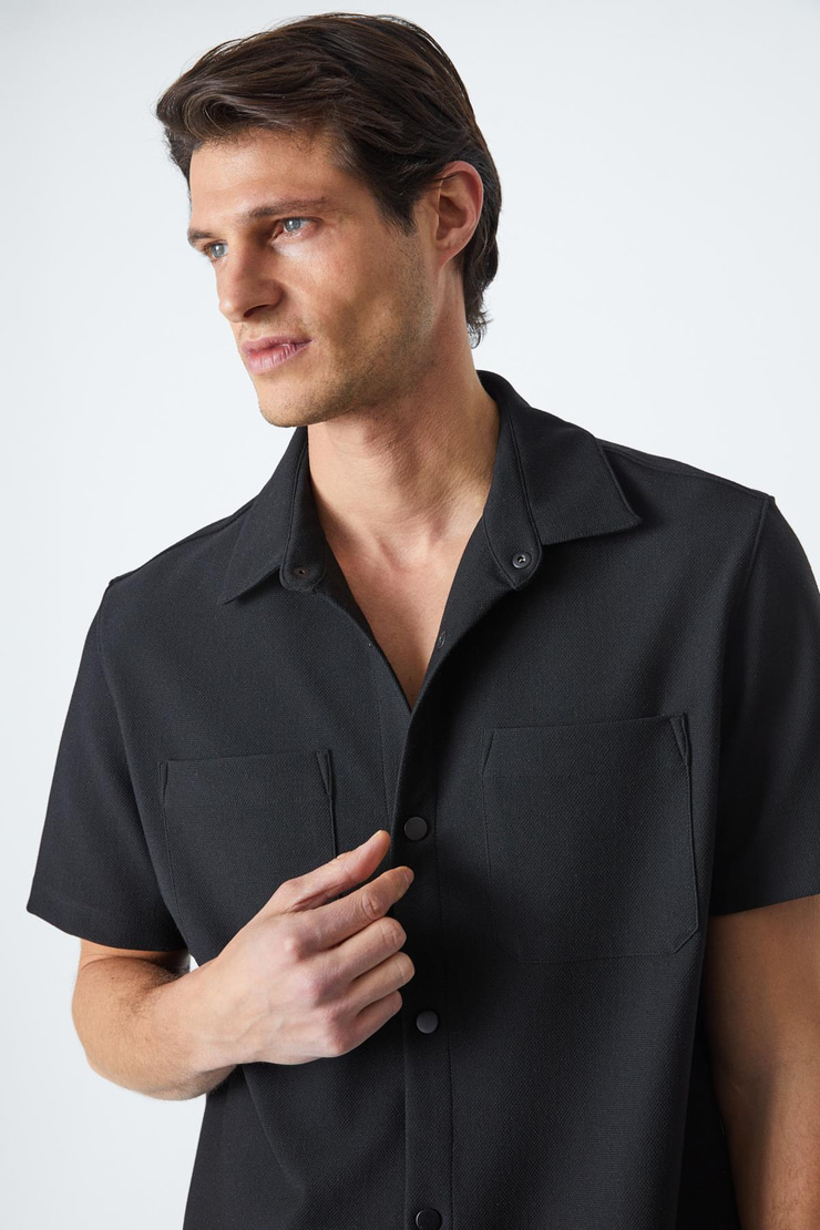 MELOS Erkek Kısa Kollu Cepli Çıtçıtlı Relaxed Fit Siyah Gömlek