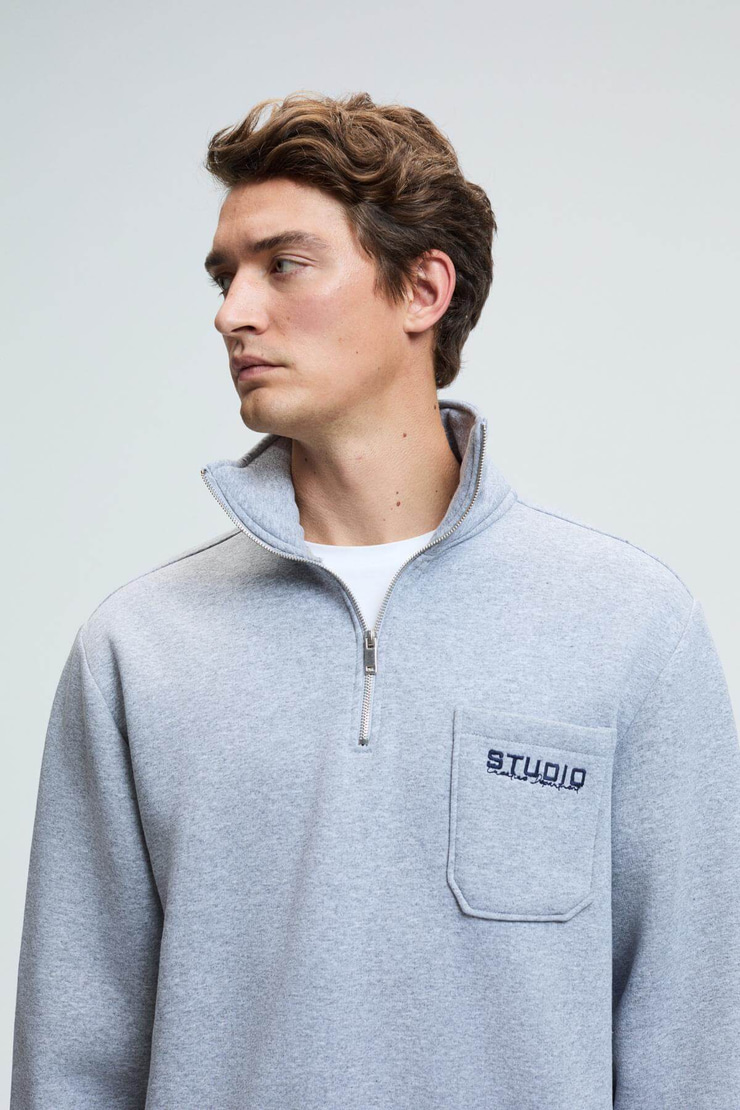 MERRICK Erkek Sırt Baskılı Cebi Nakışlı Yarım Fermuarlı Kolu Lastikli Dik Yaka Regular Fit Grimelanj Sweatshirt