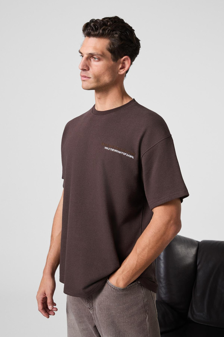 MOTI Erkek Göğsü Sırtı Baskılı %100 Organik Pamuk Oversize Fit Bisiklet Yaka Kahverengi T-Shirt