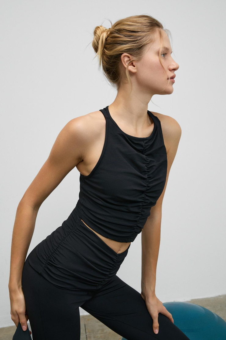 MOVEXA Kadın Esnek Ve Yumuşak Dokulu Yuvarlak Yakalı Önü Büzgülü Sırtı Halter Siyah Büstiyer