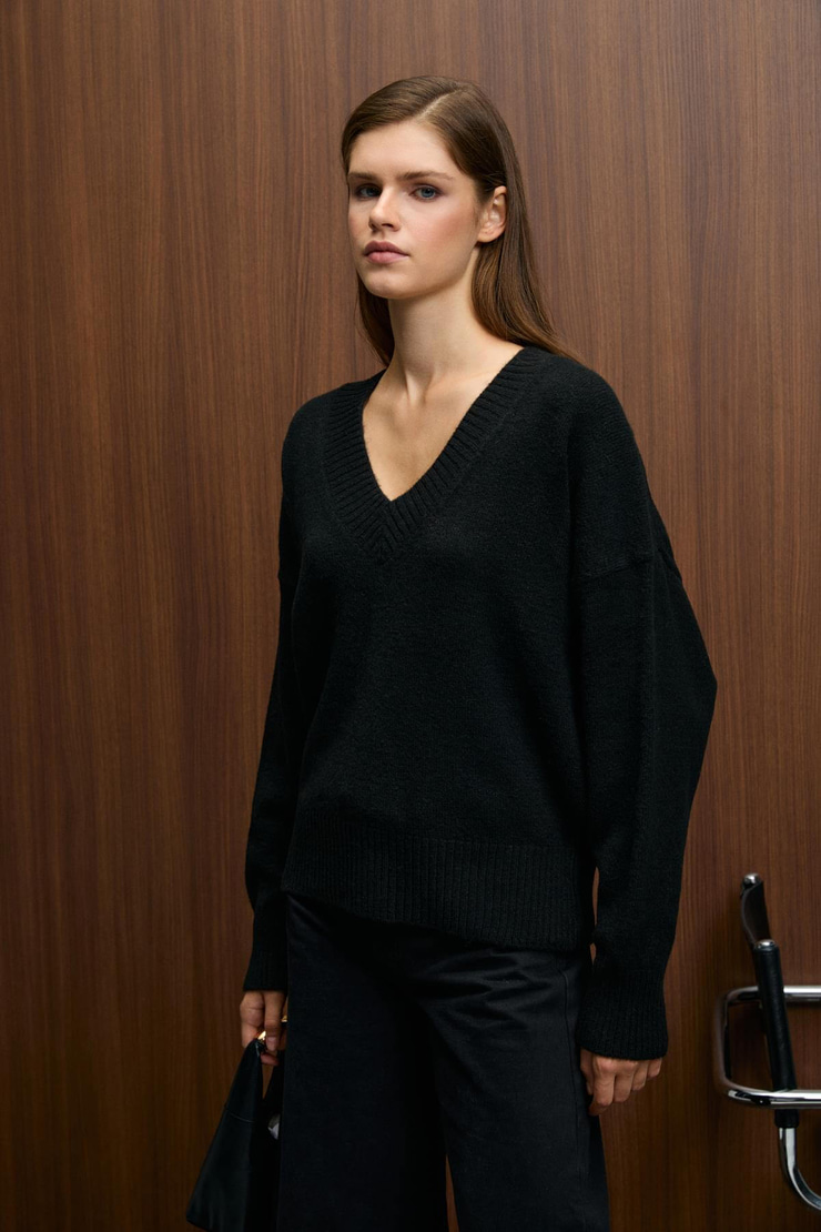 NORSHA Kadın V Yaka Yumşak Dokulu Relaxed Fit Triko Siyah Kazak