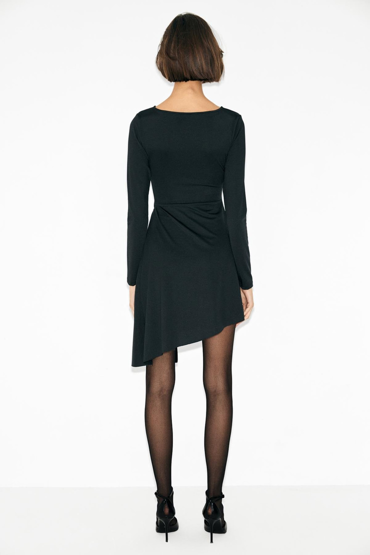 OSCURA Kadın Yuvarlak Yaka Göğüs Dekoltesi Dantelli Büzgülü Önden Yırtmaçlı Siyah Elbise