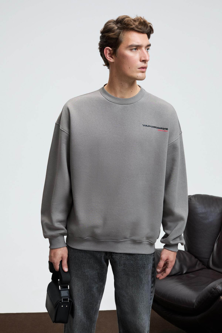 PERCY Erkek Yuvarlak Yaka Göğsü Nakışlı Sırtı Baskılı Oversize Koyu Gri Sweatshirt