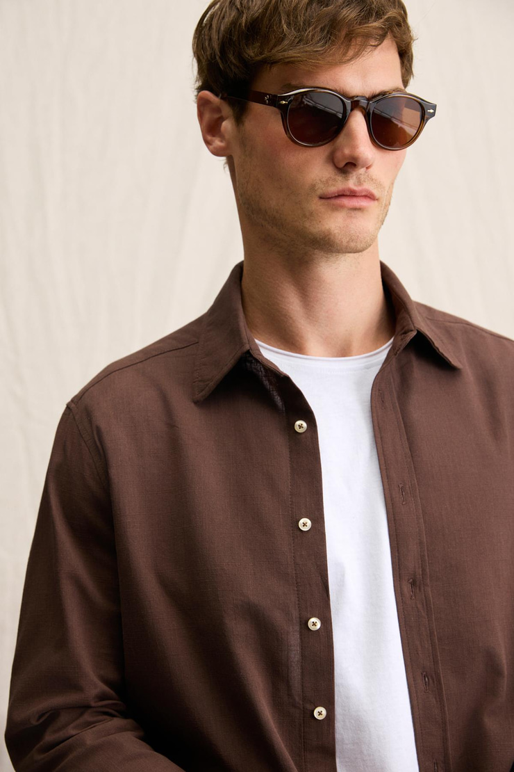 PERTTU Erkek %100 Pamuk Slim Fit Dar Kesim Düğmeli Yaka Keten Görünümlü Flamlı Acı Kahve Gömlek