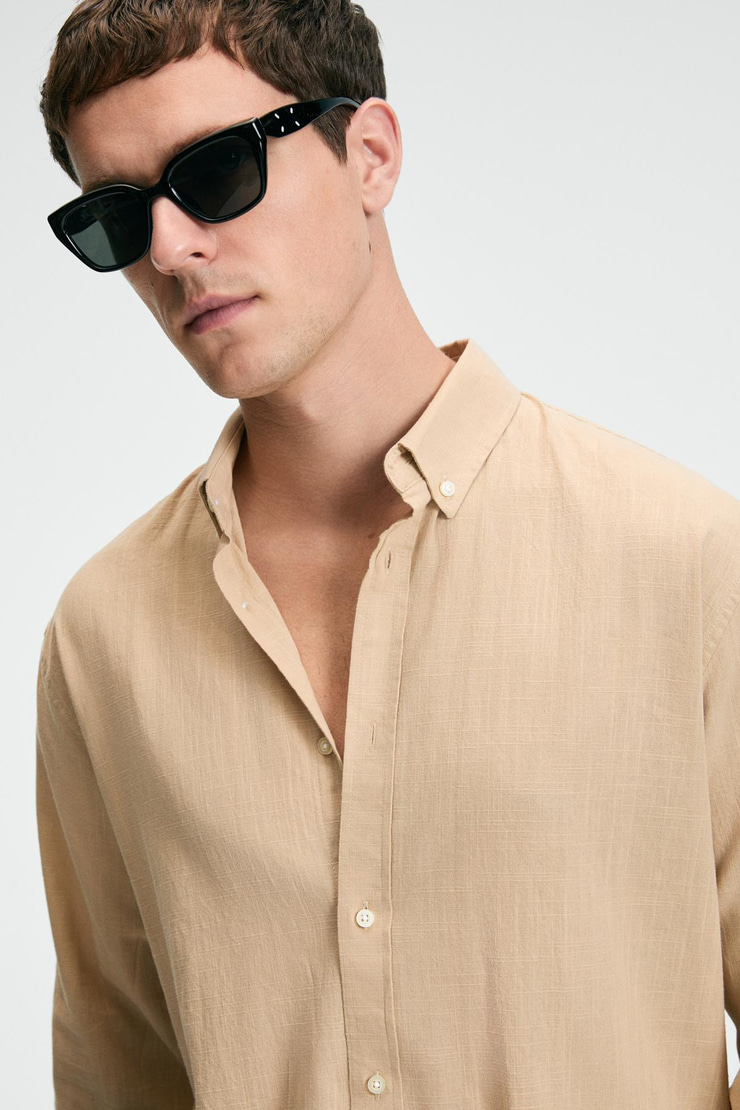 PERTTU Erkek %100 Pamuk Slim Fit Dar Kesim Düğmeli Yaka Keten Görünümlü Flamlı Bej Gömlek