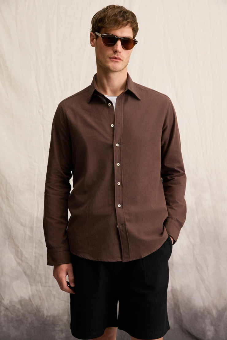 PERTTU Erkek %100 Pamuk Slim Fit Dar Kesim Düğmeli Yaka Keten Görünümlü Flamlı Acı Kahve Gömlek