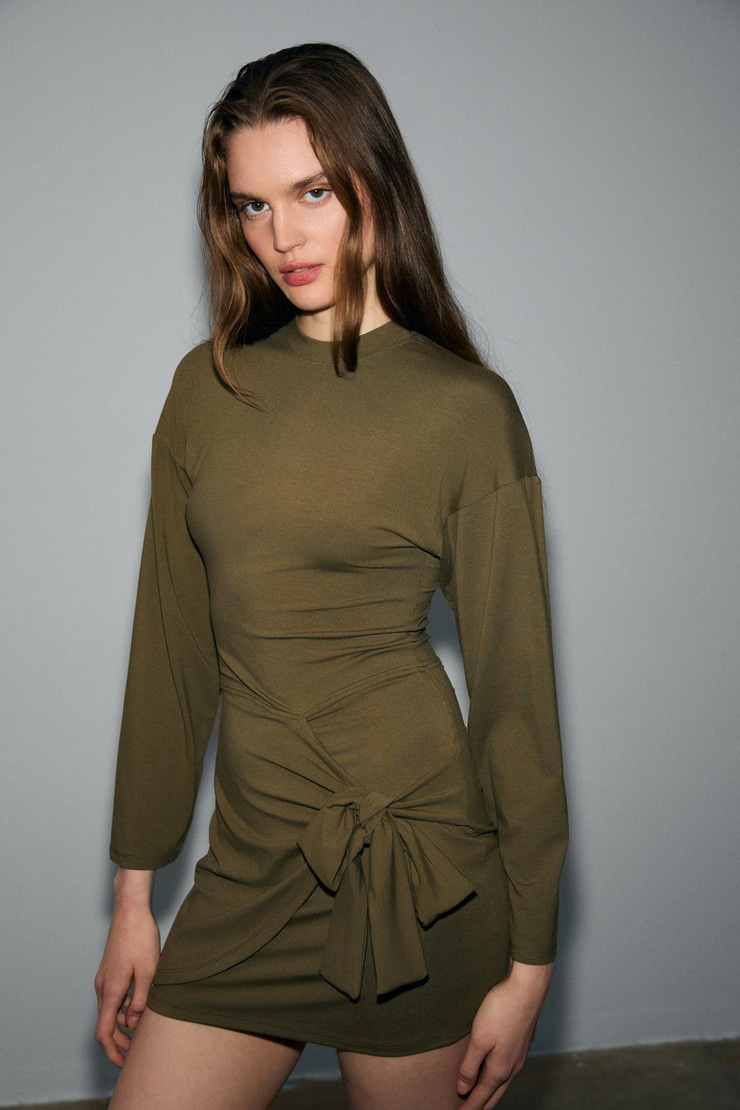 SEVLEY Kadın Yumuşak Ve Esnek Kumaşlı Yuvarlak Yakalı Bağlama Detaylı Mini Haki Elbise