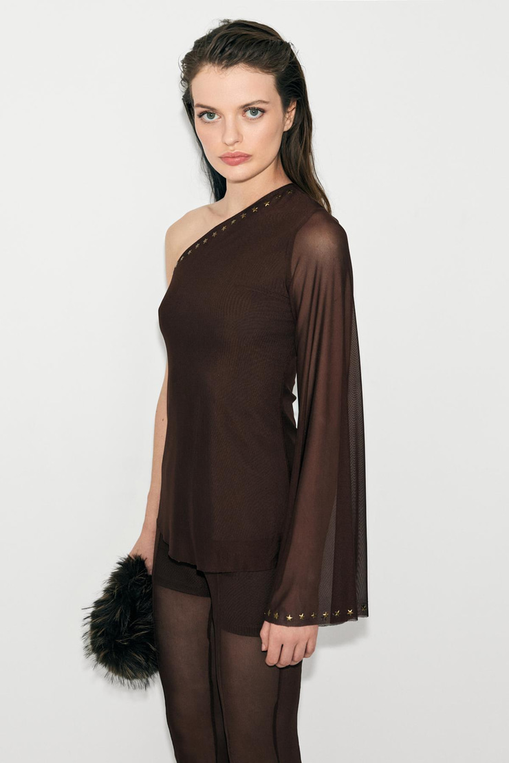 SUENO Kadın Asimetrik Yaka Tül Kumaşlı Tek Omzu Açık Kol Ucu Yıldız Taş Detaylı Kahverengi Bluz
