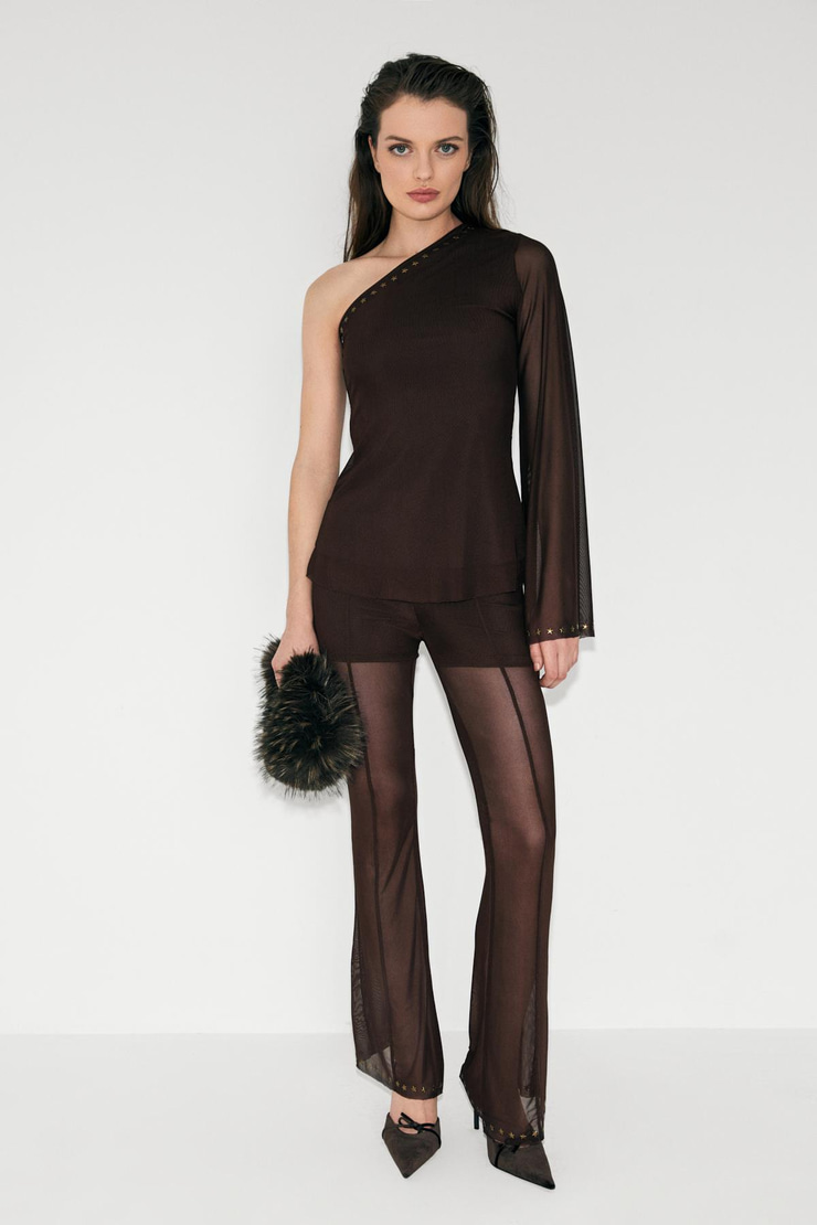 SUENO Kadın Asimetrik Yaka Tül Kumaşlı Tek Omzu Açık Kol Ucu Yıldız Taş Detaylı Kahverengi Bluz