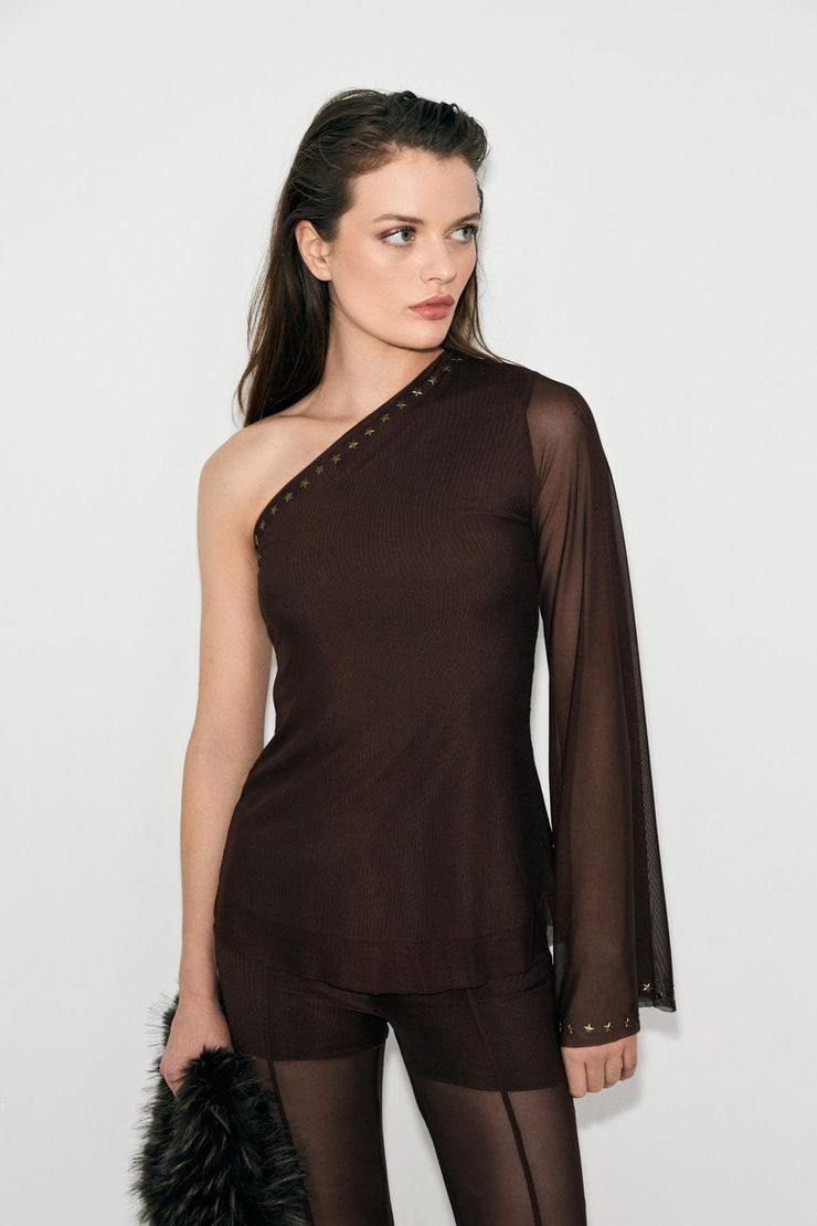 SUENO Kadın Asimetrik Yaka Tül Kumaşlı Tek Omzu Açık Kol Ucu Yıldız Taş Detaylı Kahverengi Bluz