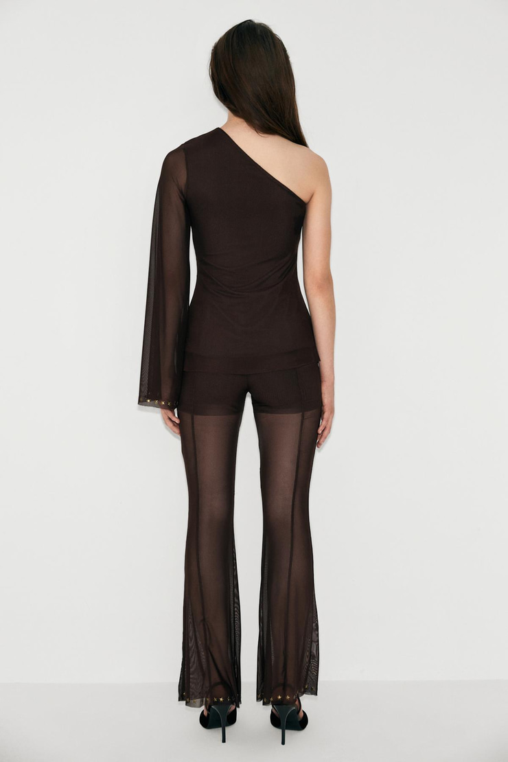 SUENO Kadın Asimetrik Yaka Tül Kumaşlı Tek Omzu Açık Kol Ucu Yıldız Taş Detaylı Kahverengi Bluz