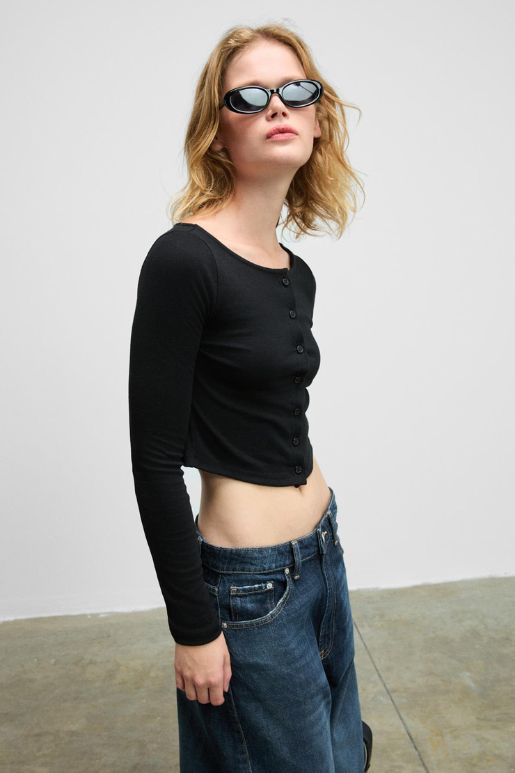 SWAY Kadın Yuvarlak Yaka Önü Fonksiyonel Düğme Kapamalı Esnek Kumaşlı Crop Siyah Bluz