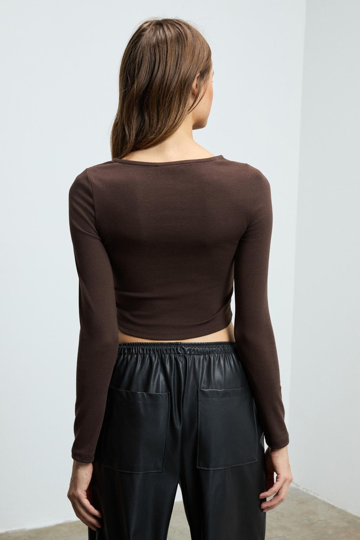 SWAY Kadın Yuvarlak Yaka Önü Fonksiyonel Düğme Kapamalı Esnek Kumaşlı Crop Kahverengi Bluz