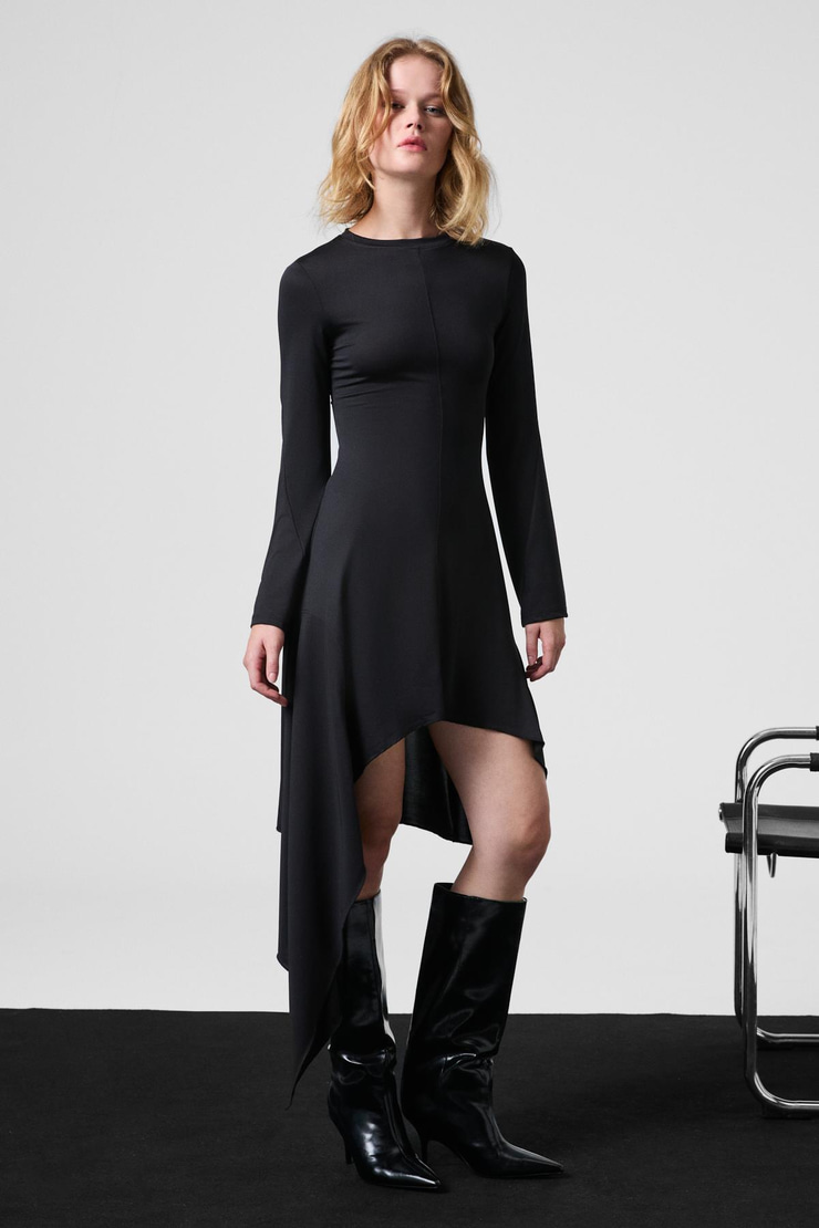 UGETRO Kadın Yuvarlak Yakalı Esnek Kumaşlı Dikiş Ve Asimetrik Etek Ucu Detaylı Mini Siyah Elbise