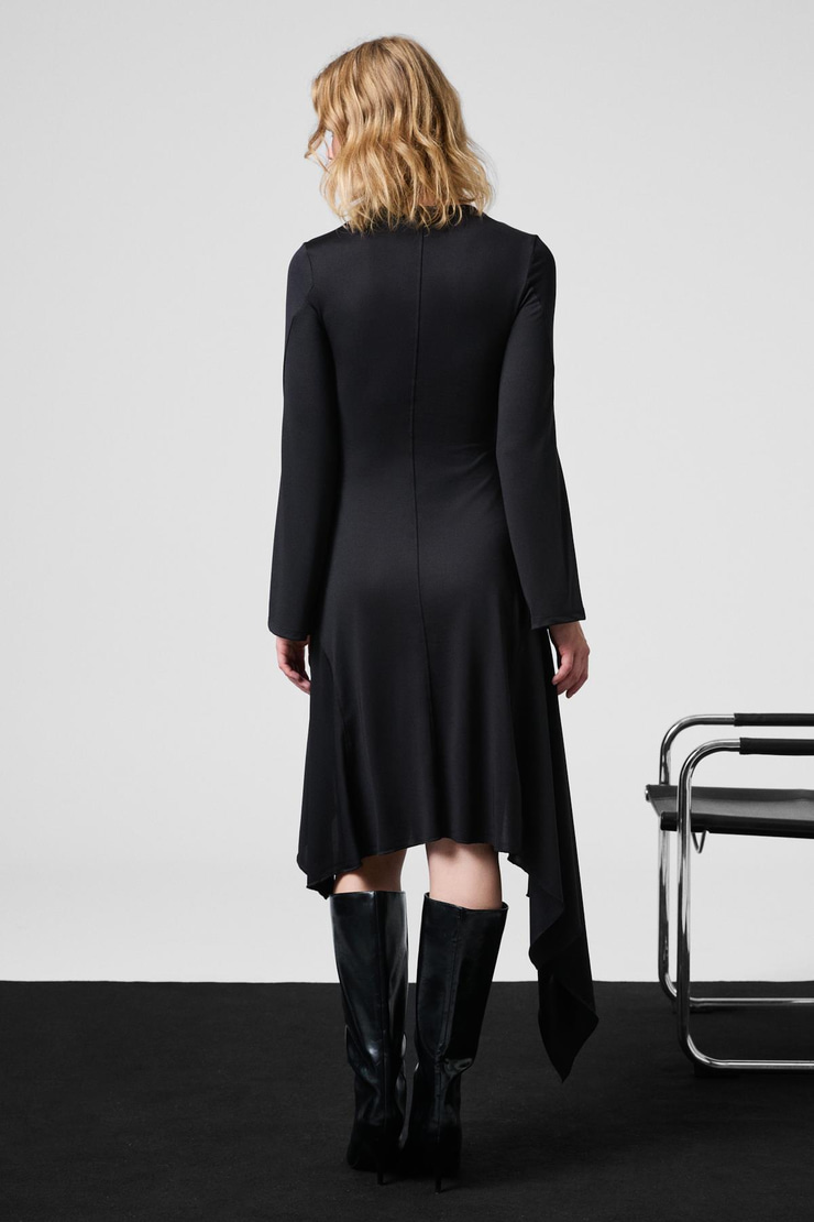 UGETRO Kadın Yuvarlak Yakalı Esnek Kumaşlı Dikiş Ve Asimetrik Etek Ucu Detaylı Mini Siyah Elbise