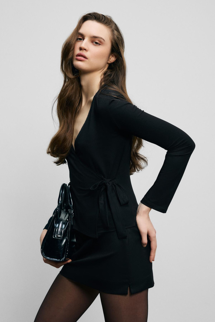 VEGA Kadın Kruvaze Yaka Üstten Giyilebilen Yandan Bağcıklı Süs Şerit Detaylı Uzun Kol Siyah Bluz
