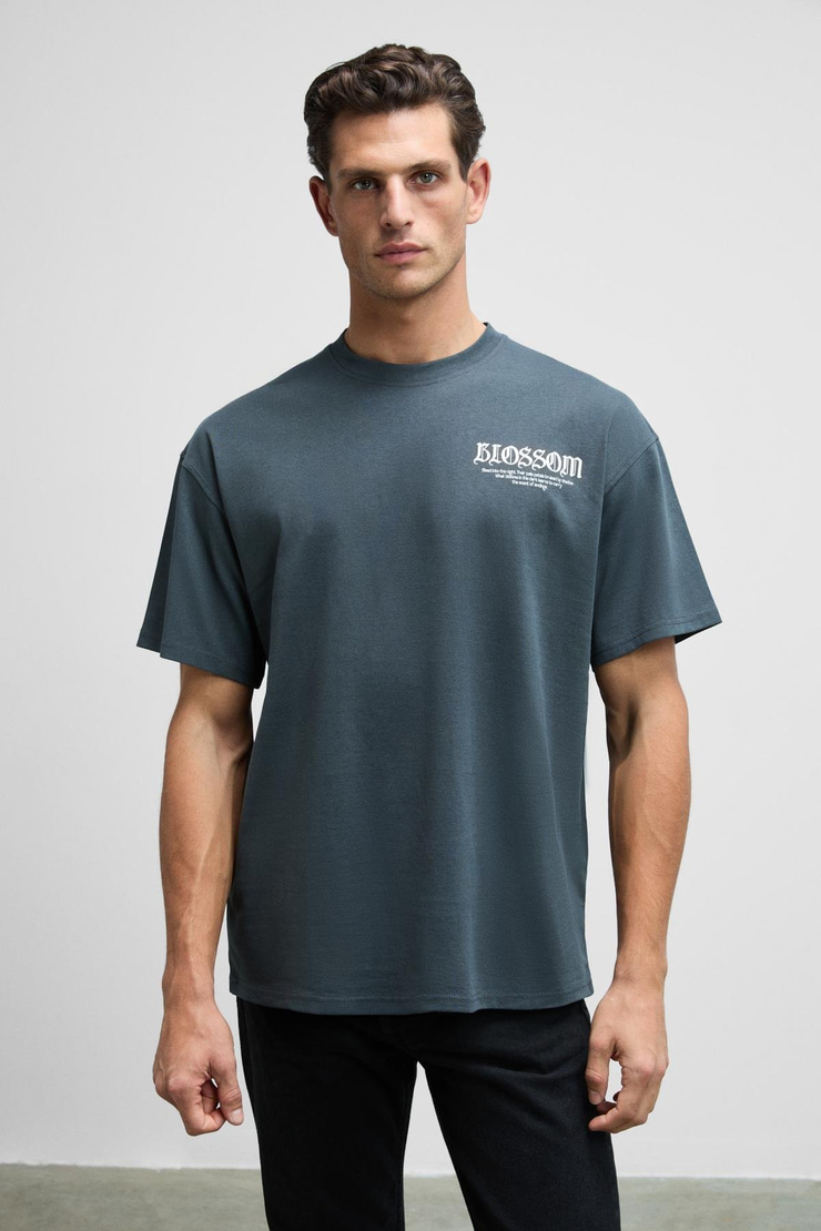 VORTEX Erkek Göğsü Nakışlı Sırtı Baskılı %100 Organik Pamuk Oversize Fit Bisiklet Yaka Antrasit T-Shirt