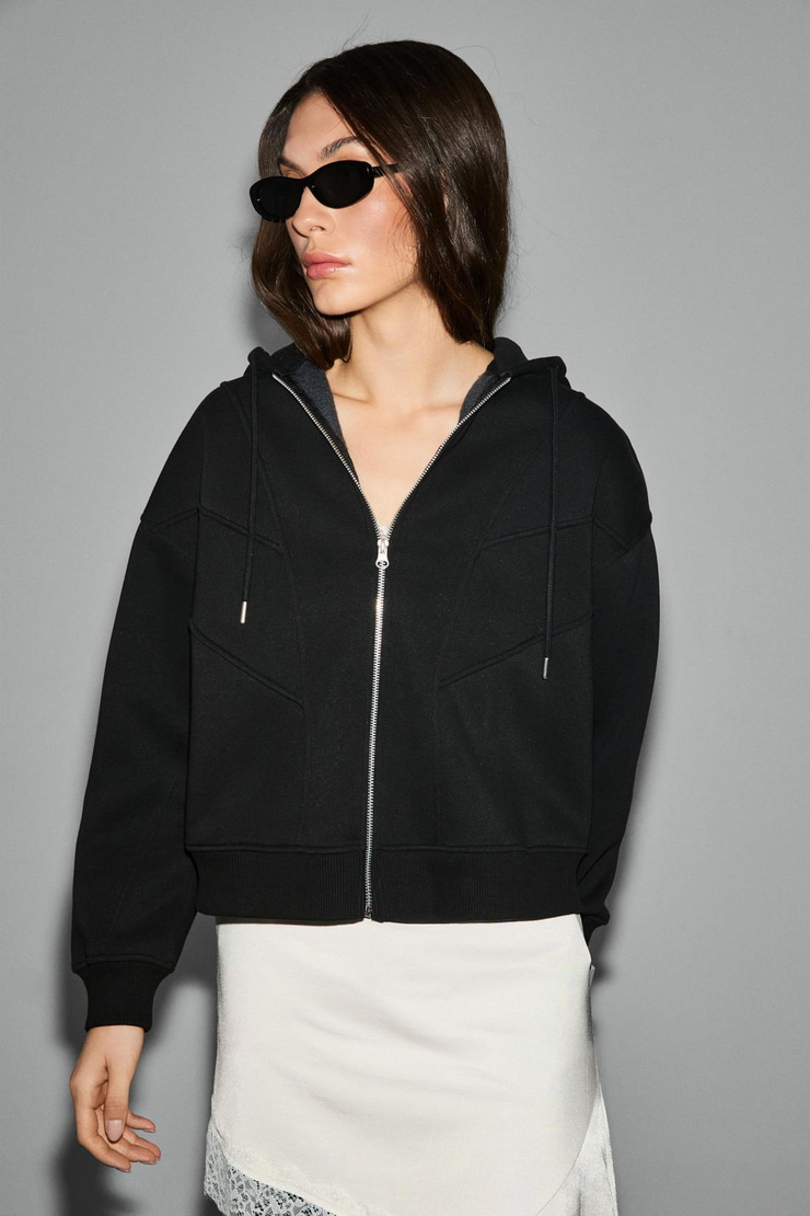 VYSELLE Kadın Önü Kesikli Metal Fermuarlı Kapüşonlu Etiket Detaylı Oversize Siyah Sweatshirt