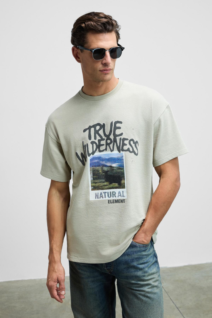 WILDER Erkek Önü Baskılı %100 Organik Pamuk Oversize Fit Bisiklet Yaka Bej T-Shirt