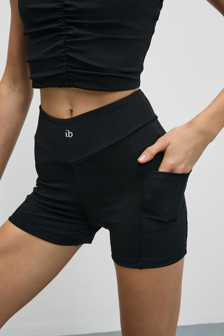 ZEYNNES Kadın Yumuşak Ve Esnek Dokulu Yandan Cepli Kısa Siyah Tayt