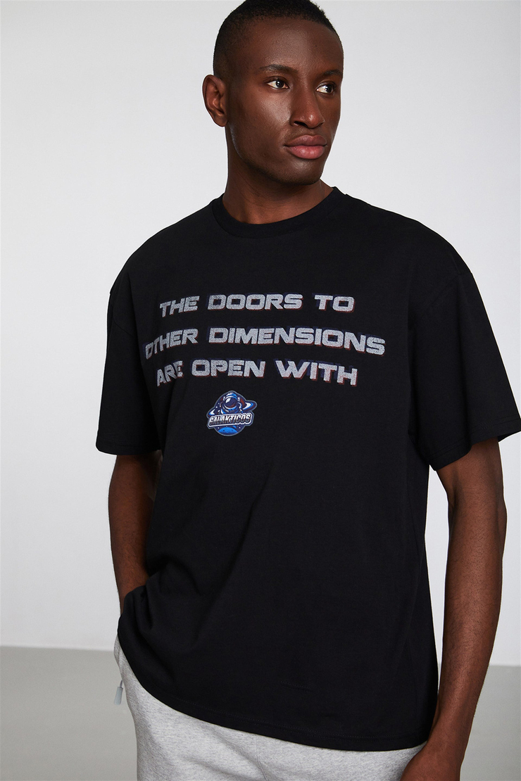 ANDROMEDA GALAKTICOS Erkek Siyah Baskılı Yuvarlak Yaka Oversize T-Shirt